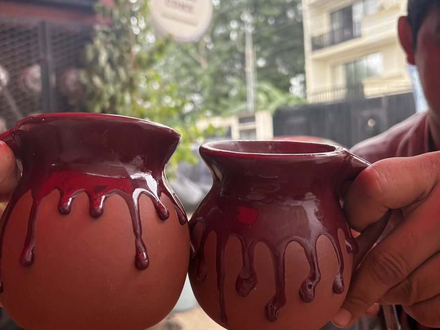 Dos jarritos de barro con atole