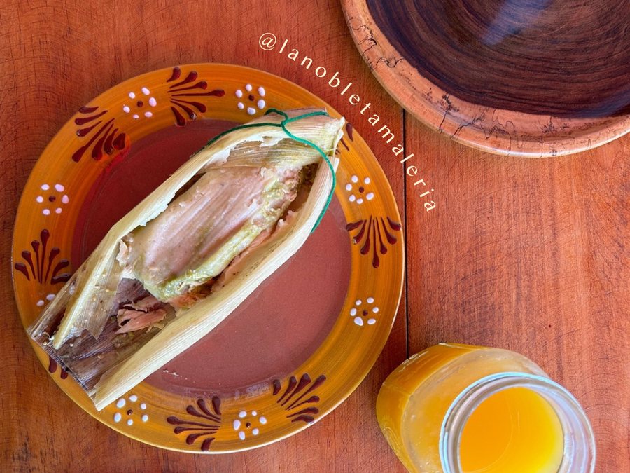 Tamal salado abierto en plato de talavera